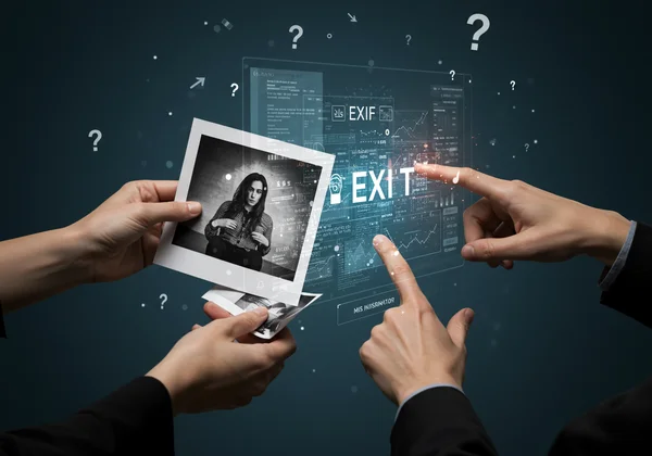 Hände, die Daten manipulieren, Täuschung und falsche Narrative darstellend.